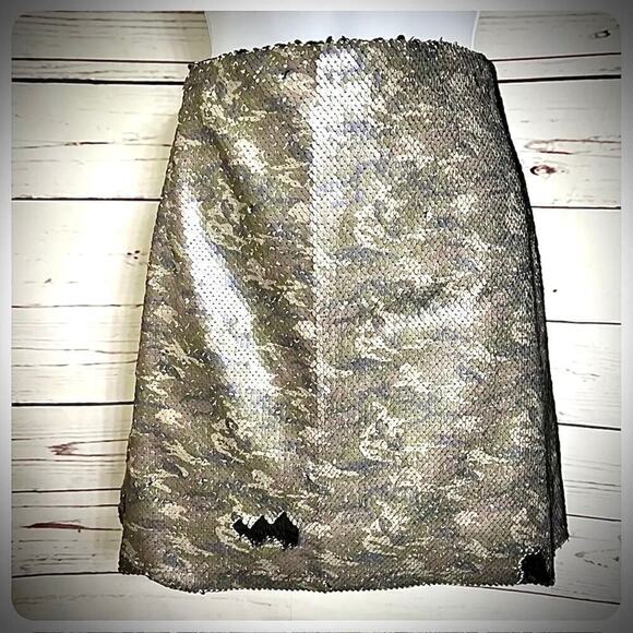 Free People Camo & Black Sequins Mini Skirt Stretch Hidden Zip Size S NWT - Picture 2 of 15